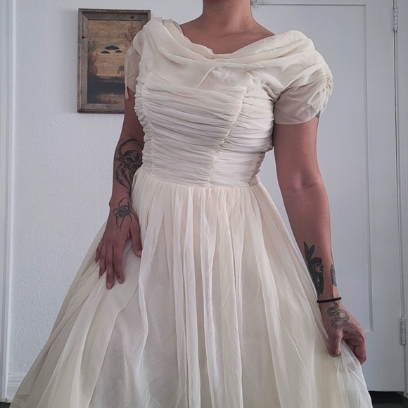 1950s or 60s vintage shirred bodice chiffon party wedding dress - Picture 4 of 6